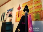 ▲李晖家中墙上挂着一家三口的合影和儿子的奖状 记者 戴凛 摄 - 新浪湖南