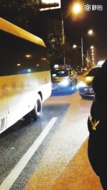 多名学生坐中巴去机场遭出租车围堵 公安等部门已介入调查 - 湖南红网