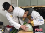 “95后”湘菜厨师亮刀工绝活 冀其成“厨艺文化” - 湖南新闻网