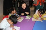 市妇联党组书记、主席黄玉芳与小朋友们亲切交谈.JPG - 妇女联