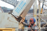 50余名工人留守湘江欢乐城赶工期 加班加点争取年内实现钢结构主体完工 - 湖南红网