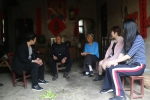 市妇联党组成员、副主席周爱萍详细了解贫困户家庭生产生活情况.JPG - 妇女联