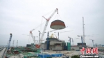 中联重科3200吨履带式起重机正在吊装“华龙一号”穹顶。 - 湖南新闻网