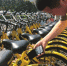 ofo小黄车运维人员用机器对单车上的二维码一扫，车辆信息就显示在屏幕上。 - 新浪湖南