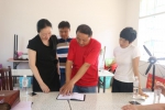 永州市妇联主席黄玉芳（左一）在龚彩云工作过的古塘村查看扶贫、村妇联等资料台账.JPG - 妇女联