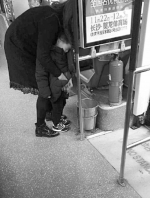 妈妈让男孩在公交垃圾桶尿尿引争议 - 湖南红网