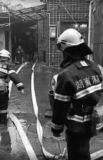 长沙劳动广场附近民居突起大火 88岁娭毑被抬下楼 - 湖南红网