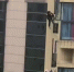 5岁男孩爬上窗户被卡 “托举哥”爬窗营救 - 湖南红网
