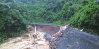  绥宁县省道S221线66公里（关峡乡芷田村）路段，由于路边河水暴涨，致使道路半边路基被冲毁。图/受访者提供 - 新浪湖南