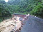  绥宁县省道S221线66公里（关峡乡芷田村）路段，由于路边河水暴涨，致使道路半边路基被冲毁。图/受访者提供 - 新浪湖南