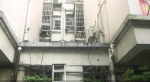  6月8日，长沙雨花区左家塘丹桂雅苑小区，居民发现和救下孩子的平台。平台下还留着救援用的梯子。视频截图 - 新浪湖南
