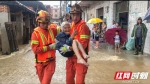 消防指战员“公主抱”救出洪水中被困老人。 - 新浪湖南