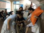 郴州某患者突发疾病晕倒在医院大厅  医护人员众人接力救治 - 新浪湖南