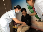 郴州某患者突发疾病晕倒在医院大厅  医护人员众人接力救治 - 新浪湖南
