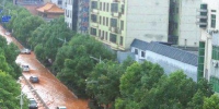 6月12日，郴州宜章县降下暴雨，县城变成了“水城”。供图/郴州市消防支队林思 - 新浪湖南