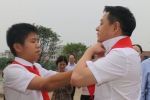 马坪学校的学生为严华书记戴上红领巾（廖慧芳）.JPG - 妇女联