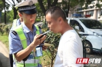 岳阳市交警支队南湖大队在整治行动中查处驾驶员饮酒驾驶。 - 新浪湖南