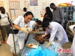 中塞友好医院内，医护人员抢救窒息儿童。 受访者供图 - 新浪湖南
