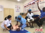 援塞医疗队向当地护士传授急救知识。 受访者供图 - 新浪湖南