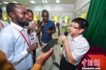 非洲记者采访杂交水稻中心工作人员。　杨华峰 摄 - 新浪湖南