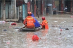 救人途中船坏了 永州消防员急流中扎马步托举孩子撤离 - 新浪湖南