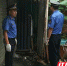 一名流动摊贩在其居所偷藏的藕煤被城管队员及时发现并依法收缴处置。 - 新浪湖南