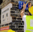 工作人员在安装二维码标准地址门牌。长沙市公安局供图 - 新浪湖南