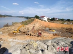 洣河村26组河堤决口紧张抢修。　王昊昊 摄 - 新浪湖南