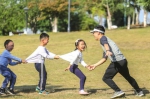  10月20日，长沙天气晴朗，市民带着孩子在松雅湖旁玩“老鹰捉小鸡”的游戏。图/实习记者张云峰 - 新浪湖南