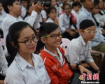 资料图：戴眼镜的学生们。中新社记者 黄耀辉 摄 - 新浪湖南