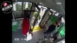 点赞！乘客突发癫痫 长沙交警跳上公交车指挥交通 - 新浪湖南