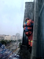 消防员从楼顶空降至7楼 窗台救回欲跳楼男子 - 新浪湖南