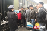 12月24日，据铁道部门消息，为更好地方便旅客出行，合理调配运力，自2019年12月30日零时起，全国铁路将实随新的列车运行调整图 - 新浪湖南