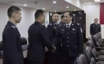 图为副省长、公安厅长许显辉接见参战民警 - 新浪湖南