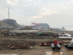 江西省湖口县北门码头附近，许多渔船已经被拖至岸上。  澎湃新闻记者 陈雷柱 图  - 新浪湖南