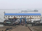 长江梅家洲段，江面上只剩下大型货船。  澎湃新闻记者 陈雷柱 图  - 新浪湖南