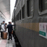1月10日，旅客在兰州站排队登上由兰州开往武威南的7505次列车。新华社 图 - 新浪湖南