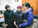 市妇联副主席高艾青给贫困家庭送去慰问金、大米和油_副本.jpg - 妇女联