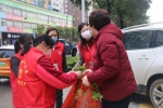 5巾帼志愿者为胡馨母亲送上暖心蔬菜和牛奶.JPG - 妇女联