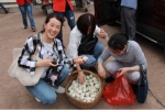 衡阳市妇联“衡阳群众”党员志愿者走访帮扶对象，消费扶贫促增收 - 妇女联