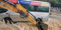 幸亏有你！村民用挖掘机挡住洪水中的客车救下14人 - 新浪湖南