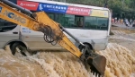 幸亏有你！村民用挖掘机挡住洪水中的客车救下14人 - 新浪湖南