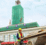 11 月 2 日，长沙火车站正在进行提质改造，钟楼顶上的 “ 火炬 ” 被钢架围了起来。图 / 记者张云峰 - 新浪湖南