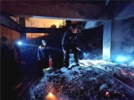 铁路边一废弃民房起火，怀铁民警迅速将其扑灭 - 新浪湖南