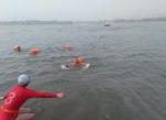 纪念毛主席诞辰127周年，长沙200多名冬泳爱好者畅游湘江 - 新浪湖南