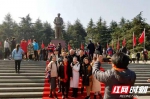 1月2日，韶山毛泽东铜像广场上游客络绎不绝。 - 新浪湖南