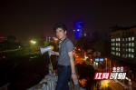 夜晚，户主宋稳朝喜欢登上房顶，眺望四周。（2012年） - 新浪湖南
