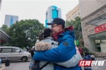 　　湖南省流行病学调查队队员与家人拥抱告别。 - 新浪湖南