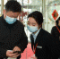 1 月 16 日，长沙市政协委员陆续赶到驻地报到，报到前出示健康码与行程码。图 / 记者吴琳红 - 新浪湖南