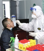1月25日，湖南省肿瘤医院，市民正在核酸检测间里接受核酸检测。图/记者谢长贵 - 新浪湖南